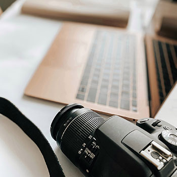 欧预赛比赛紧张进行，观众席掌声如潮