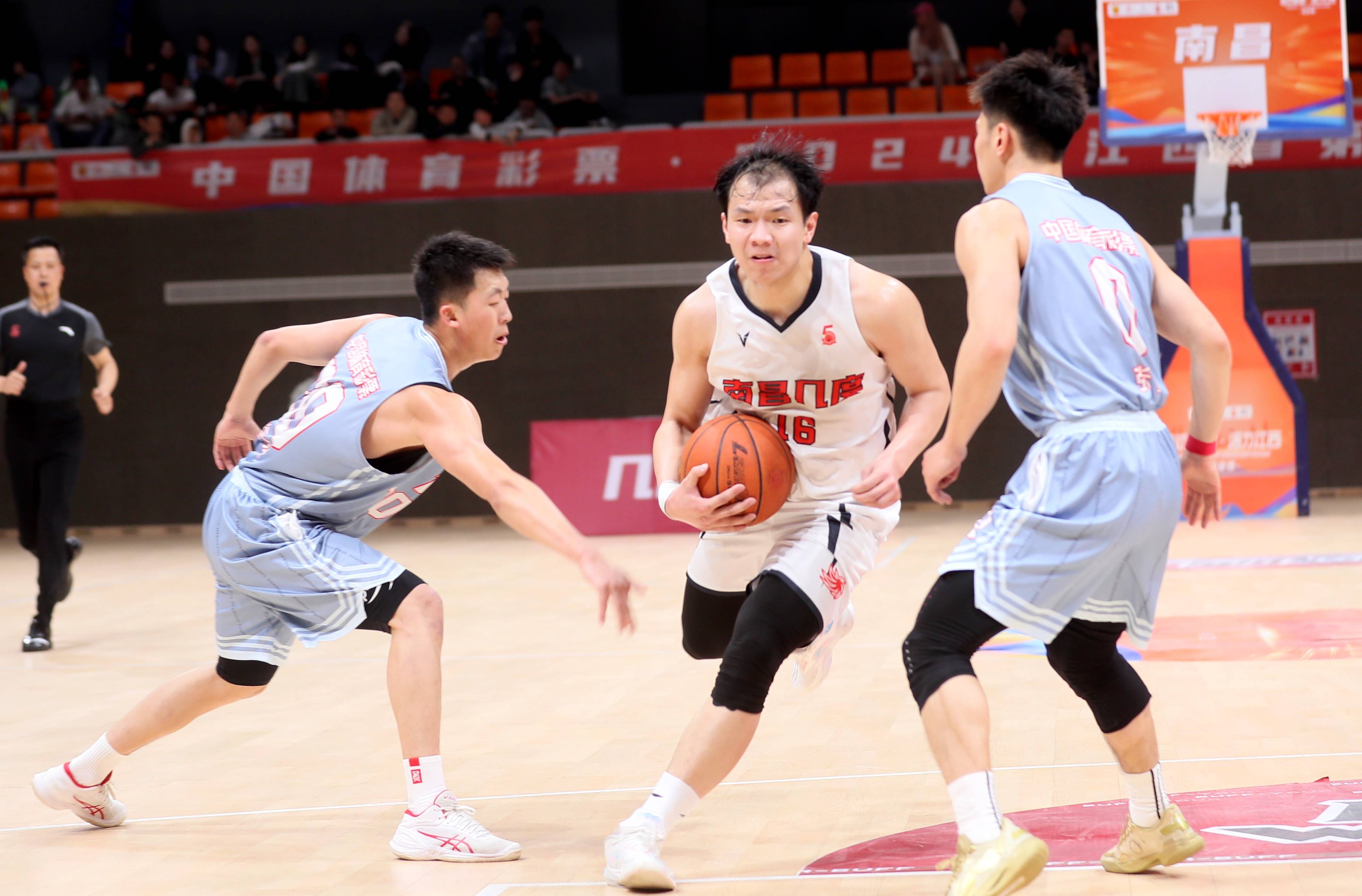 江西男篮近期成绩喜人,主教练赞誉球员表现的简单介绍 江西男篮近期成绩喜人,主教练赞誉球员表现的简单介绍