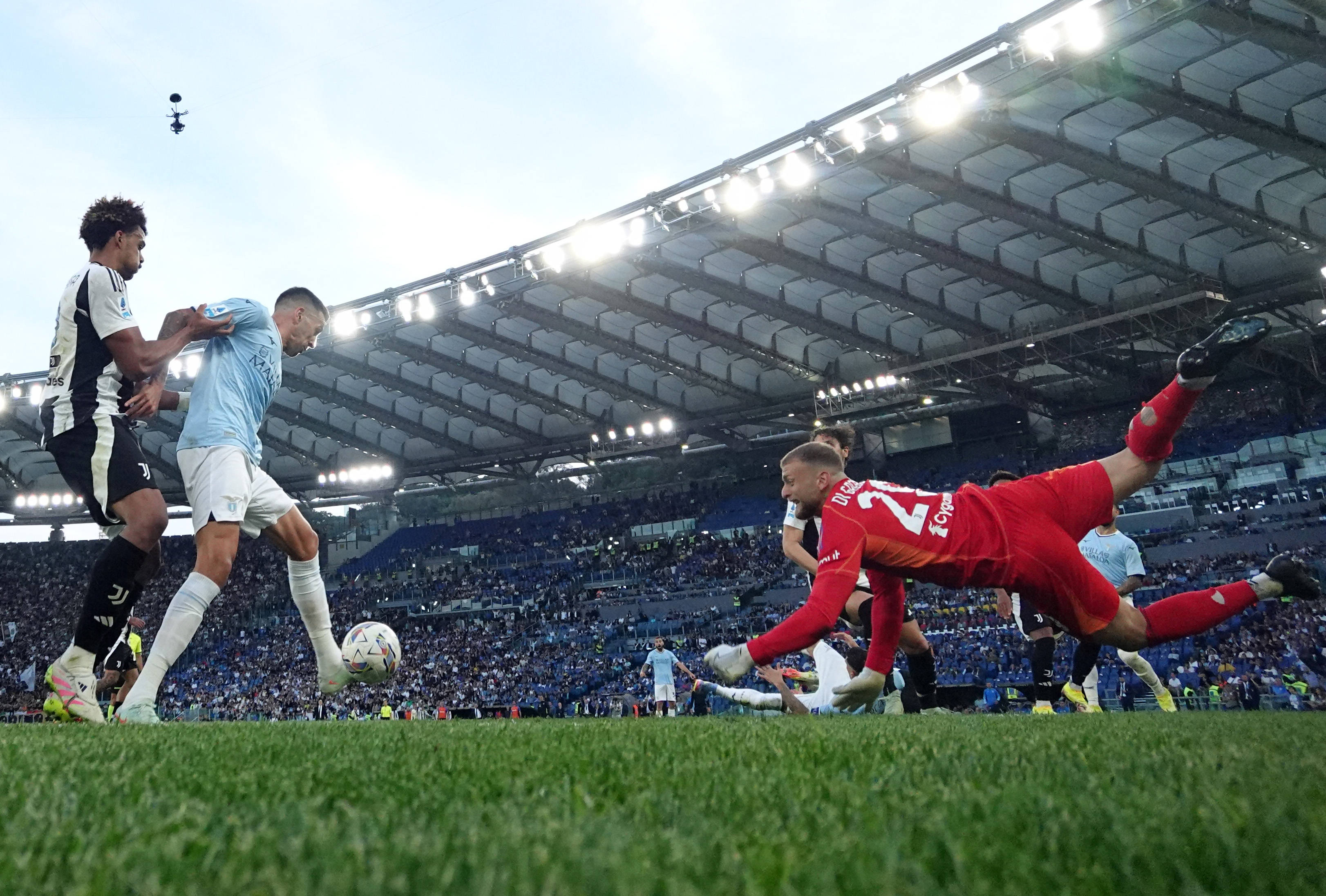 开云体育中国官网-尤文图斯门将扑救神勇，稳固球队胜利