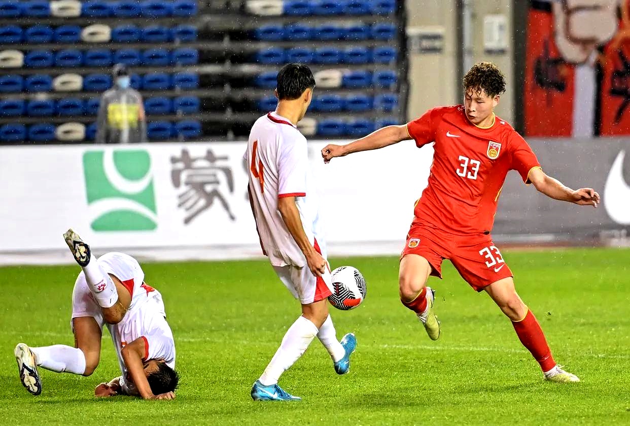 开云体育官网-比赛中球队踢出高难度配合，掀起观赏热潮