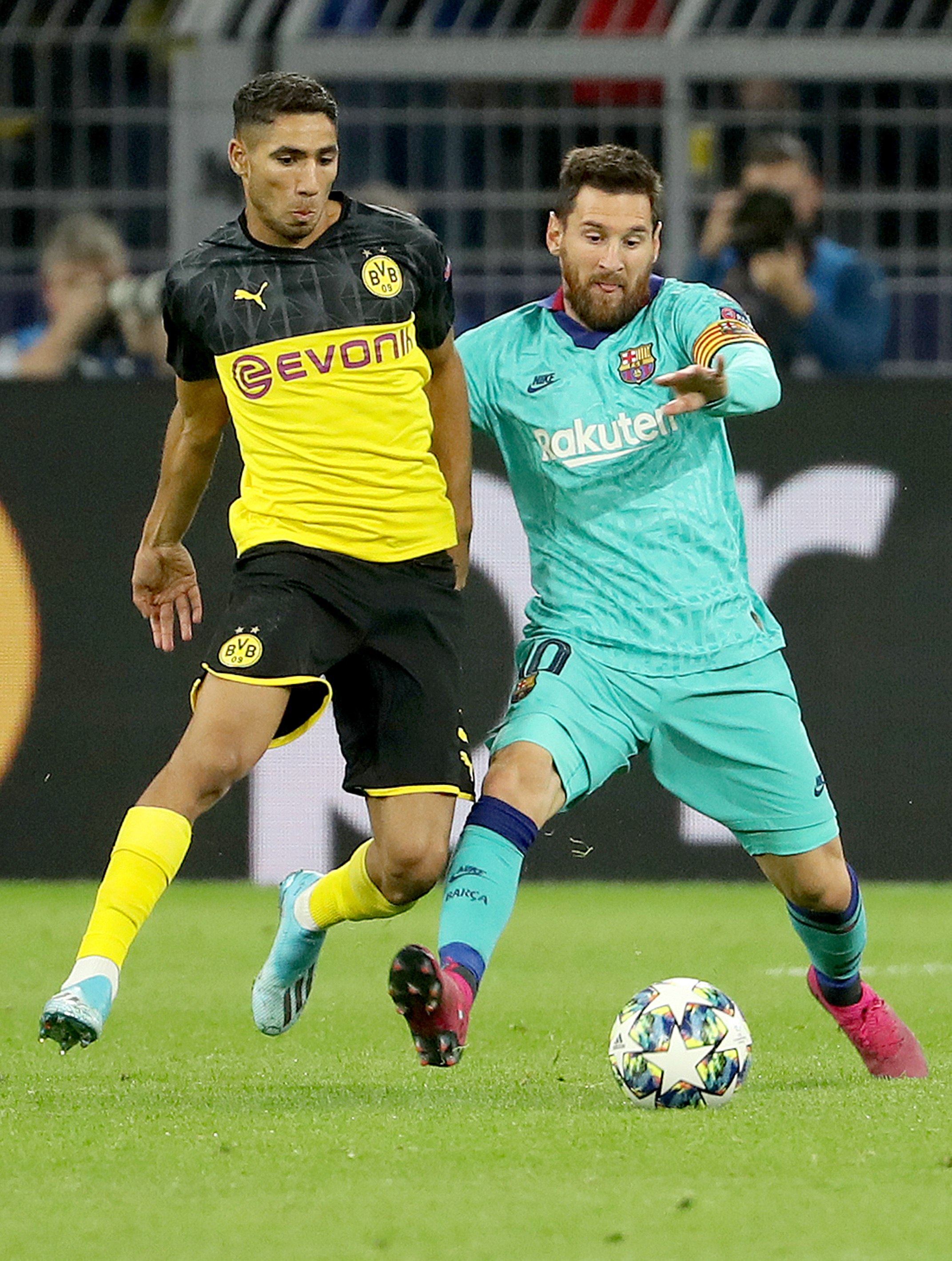 武汉足球队与广州恒大上演欧冠淘汰赛,劲旗厉害 武汉足球队与广州恒大上演欧冠淘汰赛,劲旗厉害